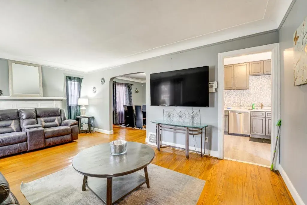 Fall in Detroit: Pets & Extended Stays Welcome!, photo 1 of 10