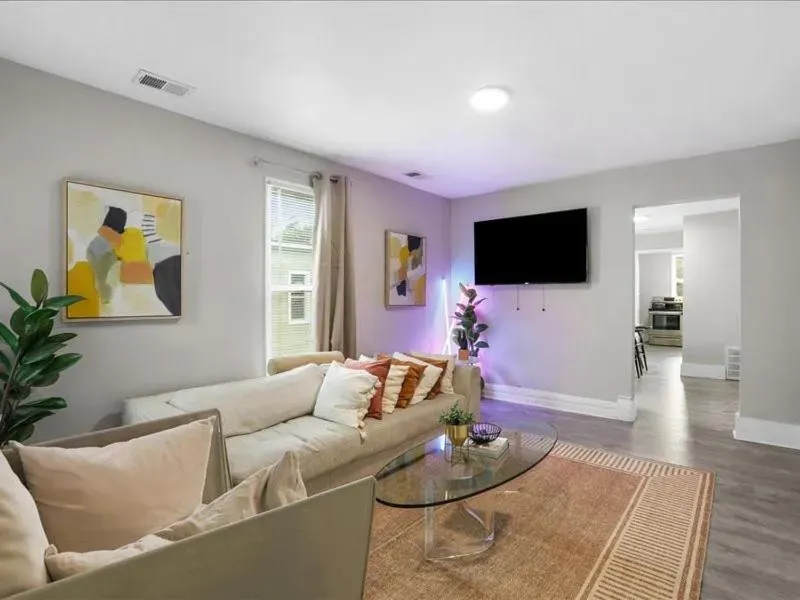Chic Vinewood Home King Plus 2 Queens, photo 1 of 10