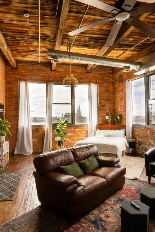 420 Friendly Canada Bridge View Loft Downtown FREE parking, photo 1 of 10
