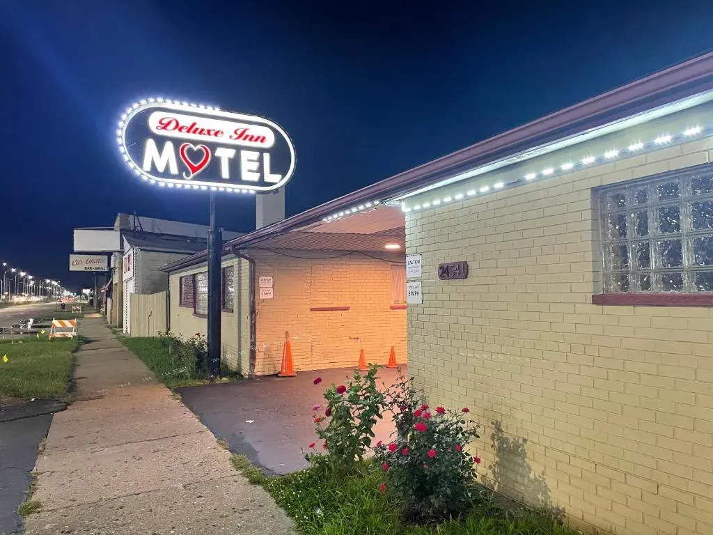Deluxe Inn Motel, photo 1 of 10