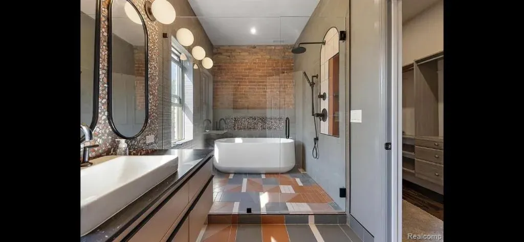 Carriage House with garage downtown, photo 1 of 10
