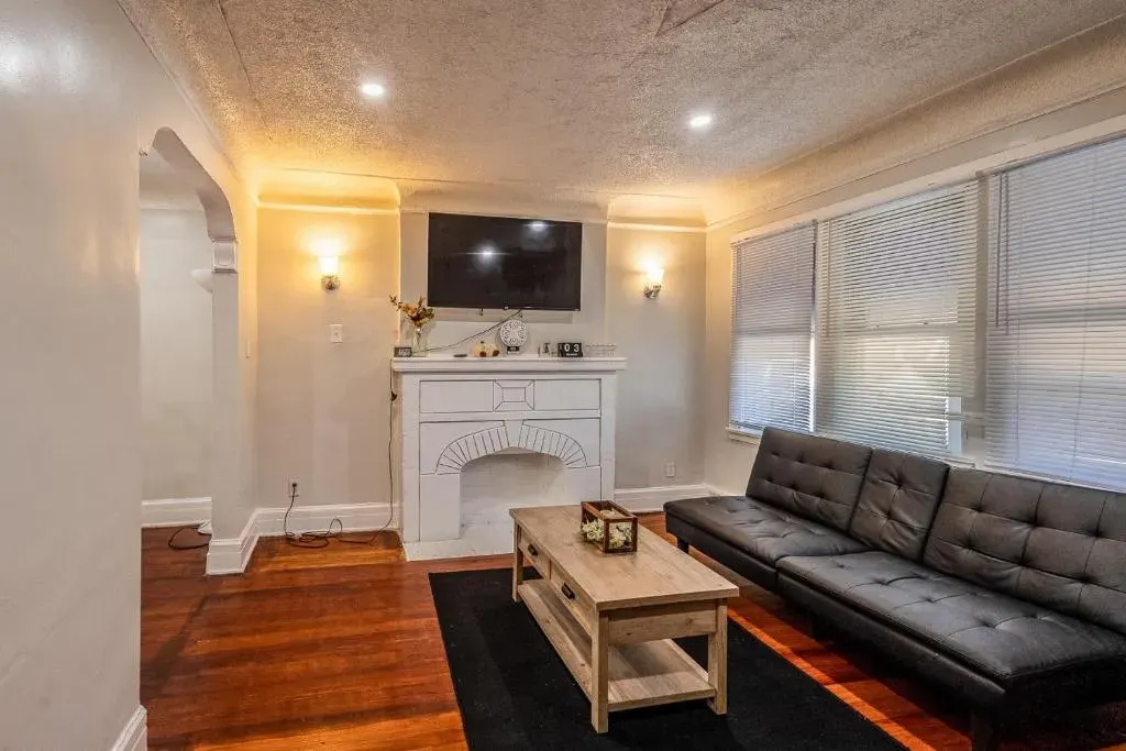 Upstairs Appoline, photo 1 of 10