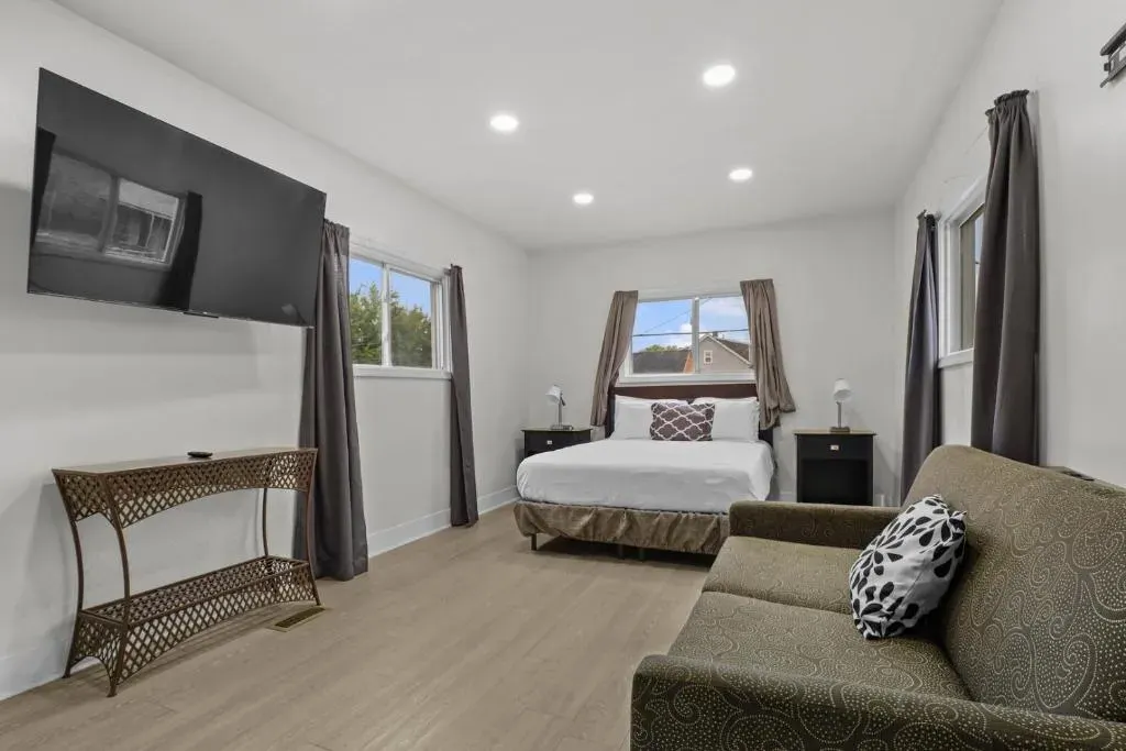 Cozy 3BR Detroit Home | Sleeps 8 | Self Check-in, photo 1 of 10
