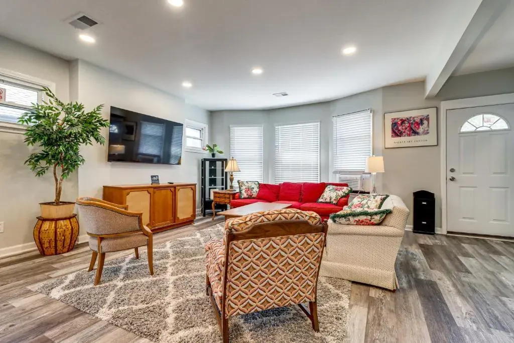 Under 2 Miles to Med Center & Midtown: Detroit Apt, photo 1 of 10