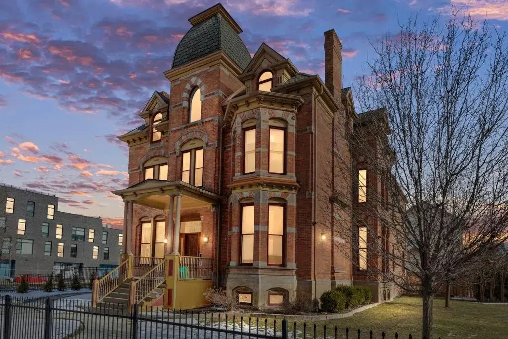 Lumber Barons Detroit Brush Park Penthouse 3BR 2 Kings 1 Queen 2 Baths 1 Car Garage, photo 1 of 10